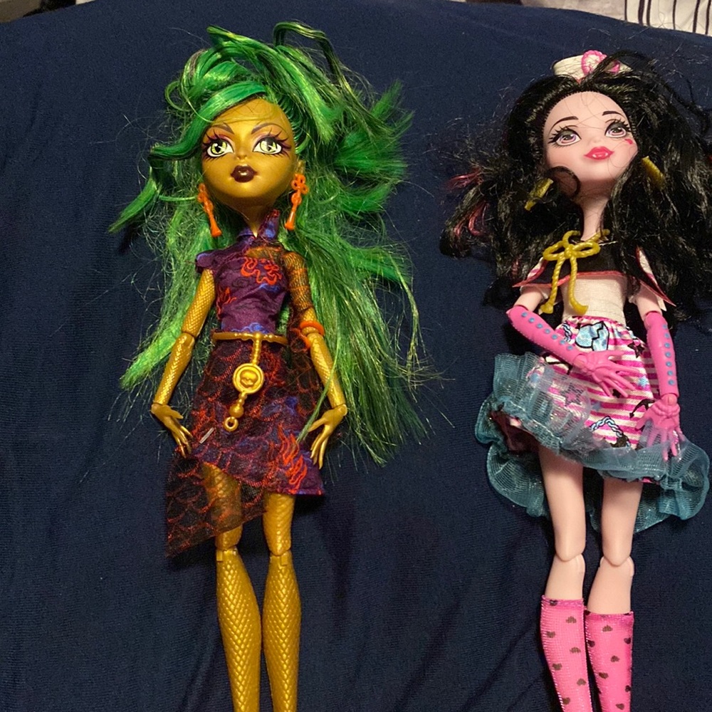 Vintage Jinafire Long and Draculaura shriekwrecked dolls